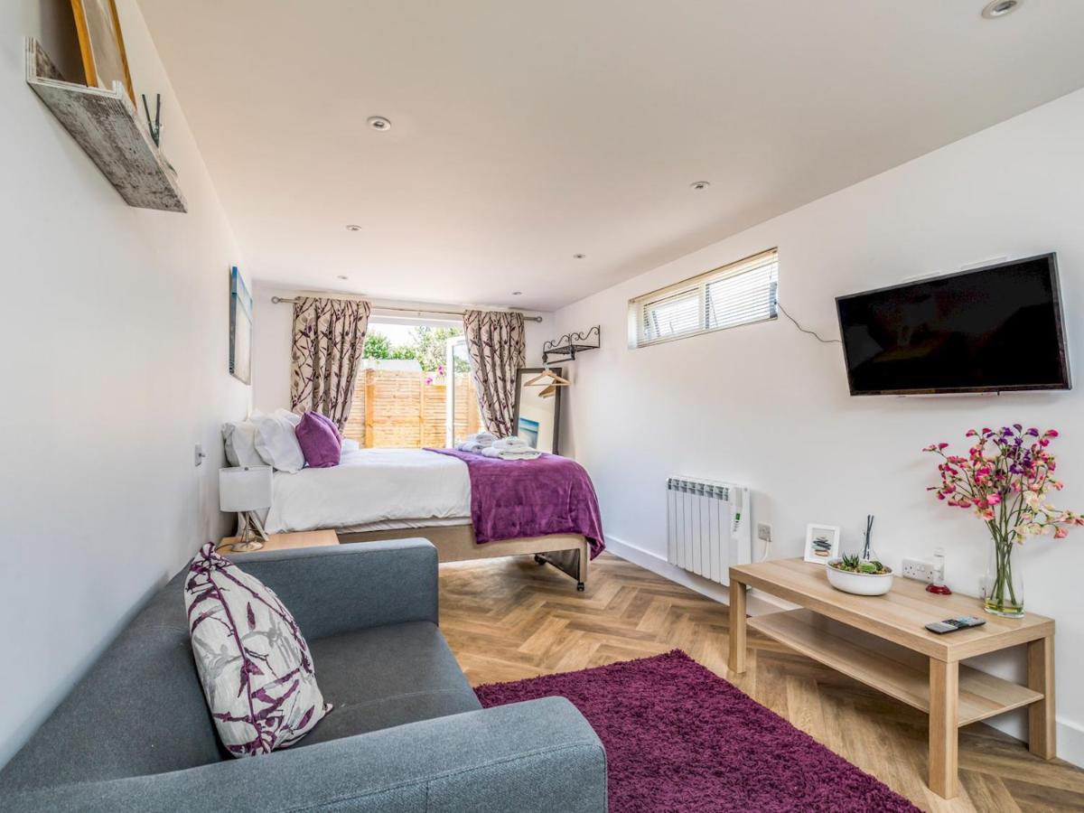 Pass The Keys Charming Chalet A Stones Throw From The Beach Chichester Exteriör bild
