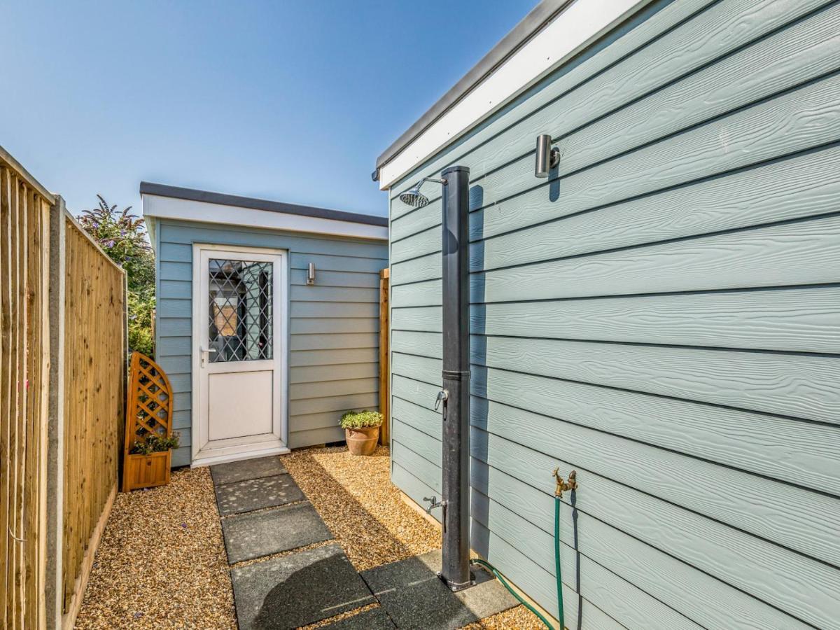 Pass The Keys Charming Chalet A Stones Throw From The Beach Chichester Exteriör bild