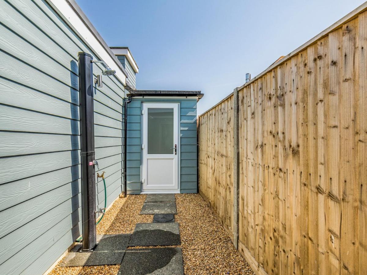 Pass The Keys Charming Chalet A Stones Throw From The Beach Chichester Exteriör bild