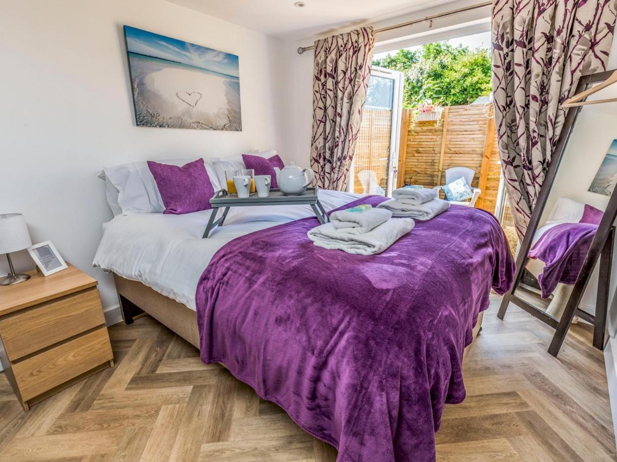 Pass The Keys Charming Chalet A Stones Throw From The Beach Chichester Exteriör bild