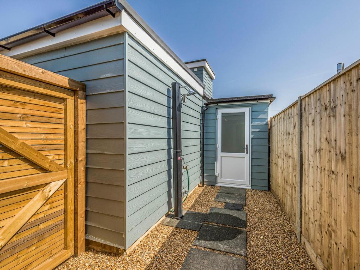 Pass The Keys Charming Chalet A Stones Throw From The Beach Chichester Exteriör bild