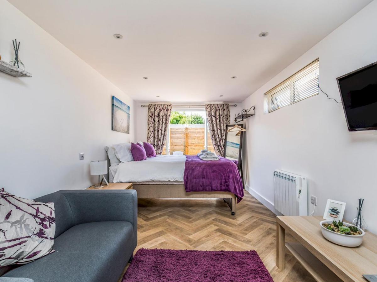 Pass The Keys Charming Chalet A Stones Throw From The Beach Chichester Exteriör bild
