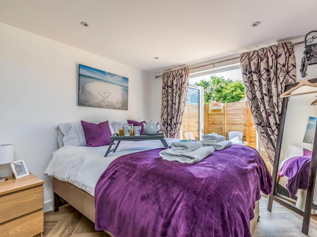 Pass The Keys Charming Chalet A Stones Throw From The Beach Chichester Exteriör bild