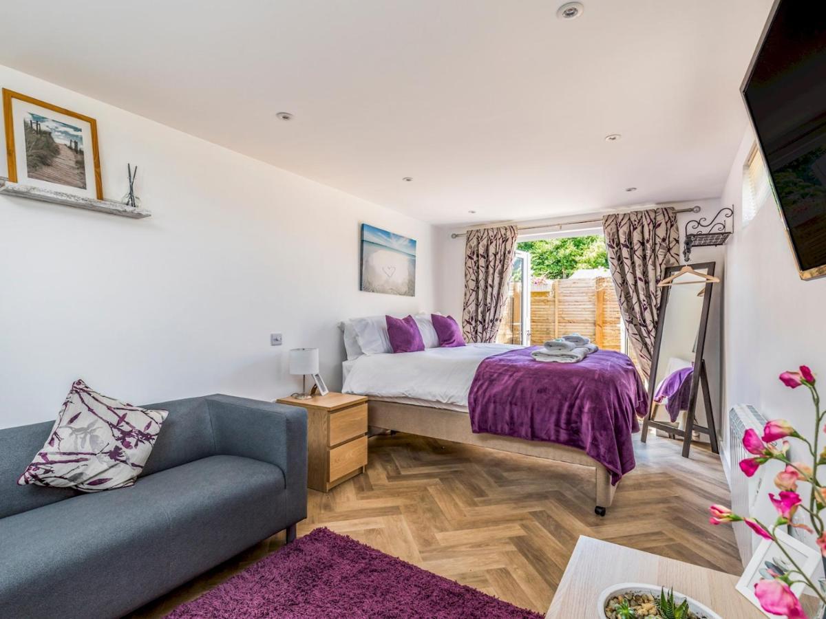 Pass The Keys Charming Chalet A Stones Throw From The Beach Chichester Exteriör bild