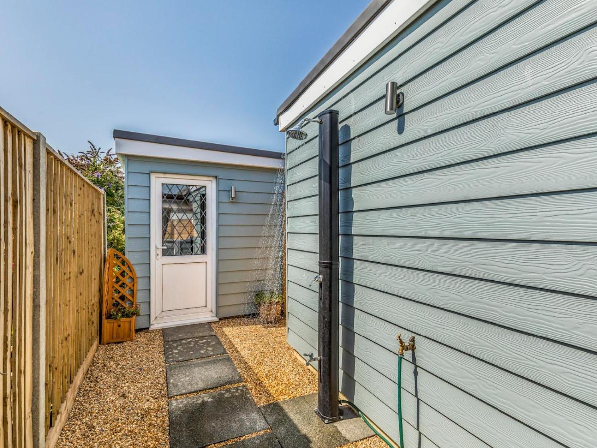 Pass The Keys Charming Chalet A Stones Throw From The Beach Chichester Exteriör bild
