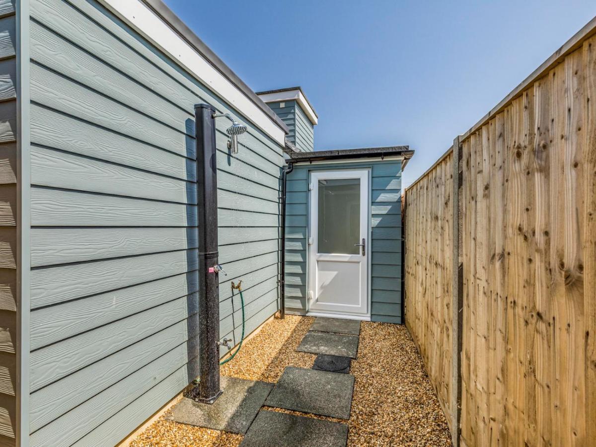 Pass The Keys Charming Chalet A Stones Throw From The Beach Chichester Exteriör bild