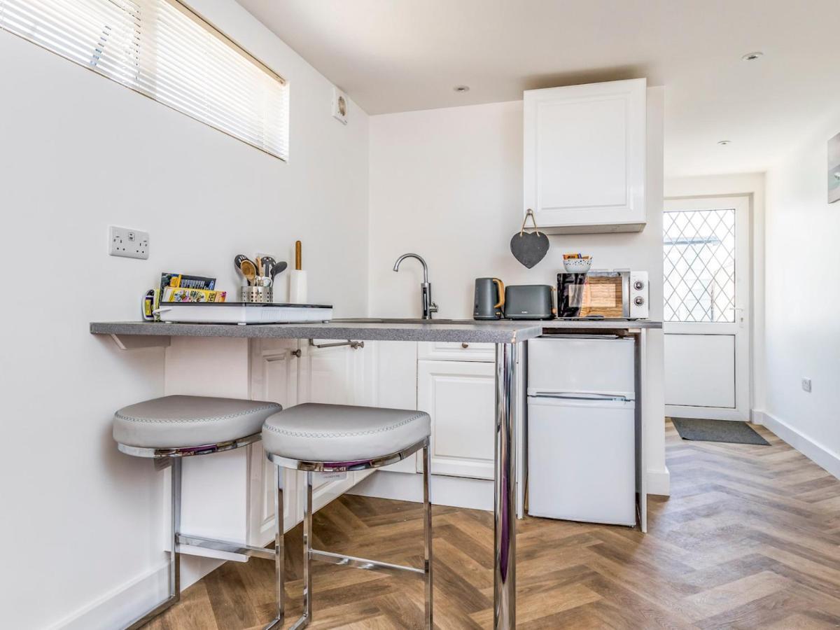 Pass The Keys Charming Chalet A Stones Throw From The Beach Chichester Exteriör bild
