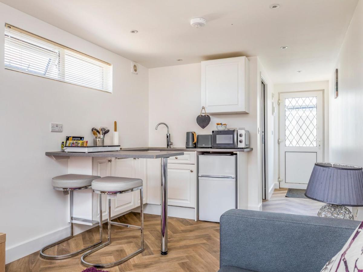 Pass The Keys Charming Chalet A Stones Throw From The Beach Chichester Exteriör bild