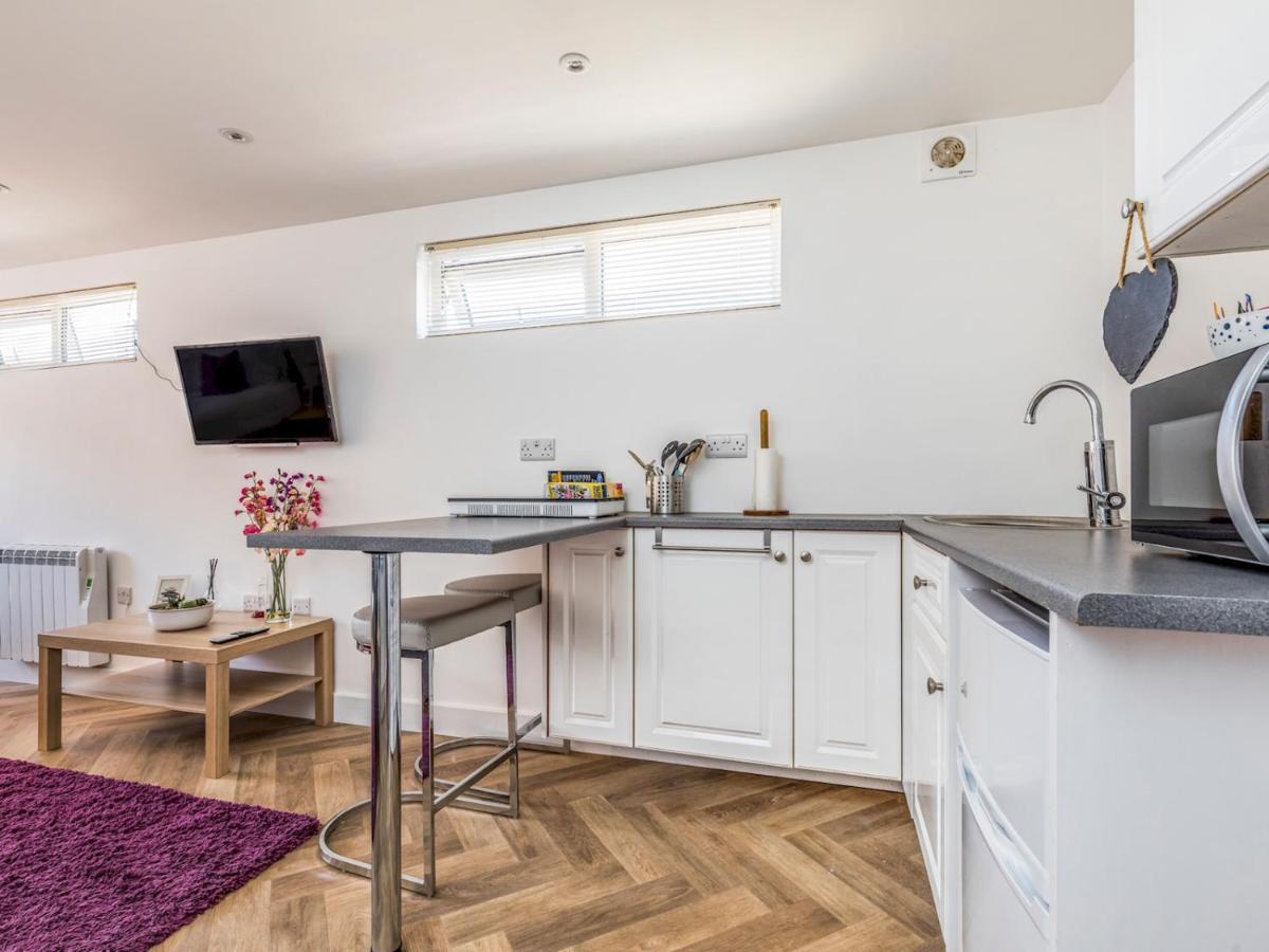 Pass The Keys Charming Chalet A Stones Throw From The Beach Chichester Exteriör bild