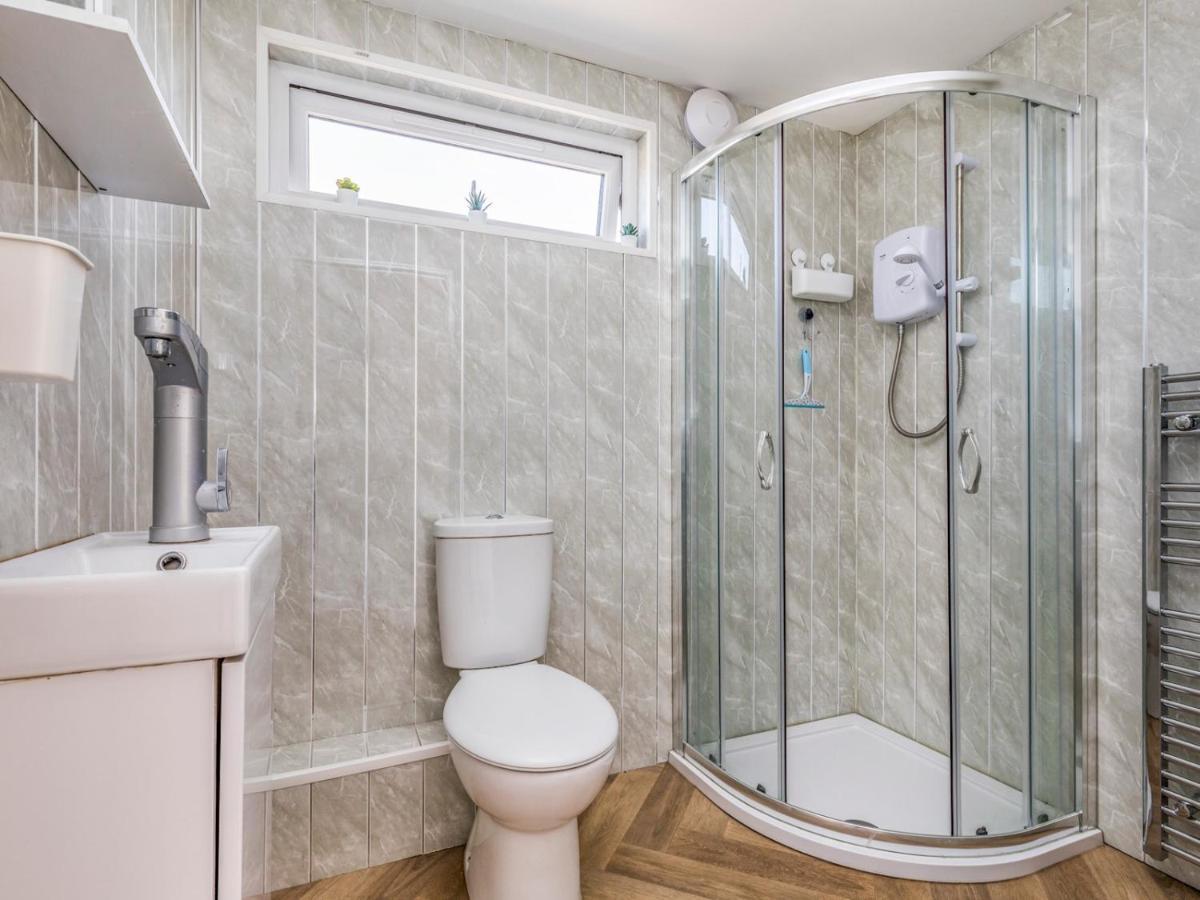 Pass The Keys Charming Chalet A Stones Throw From The Beach Chichester Exteriör bild