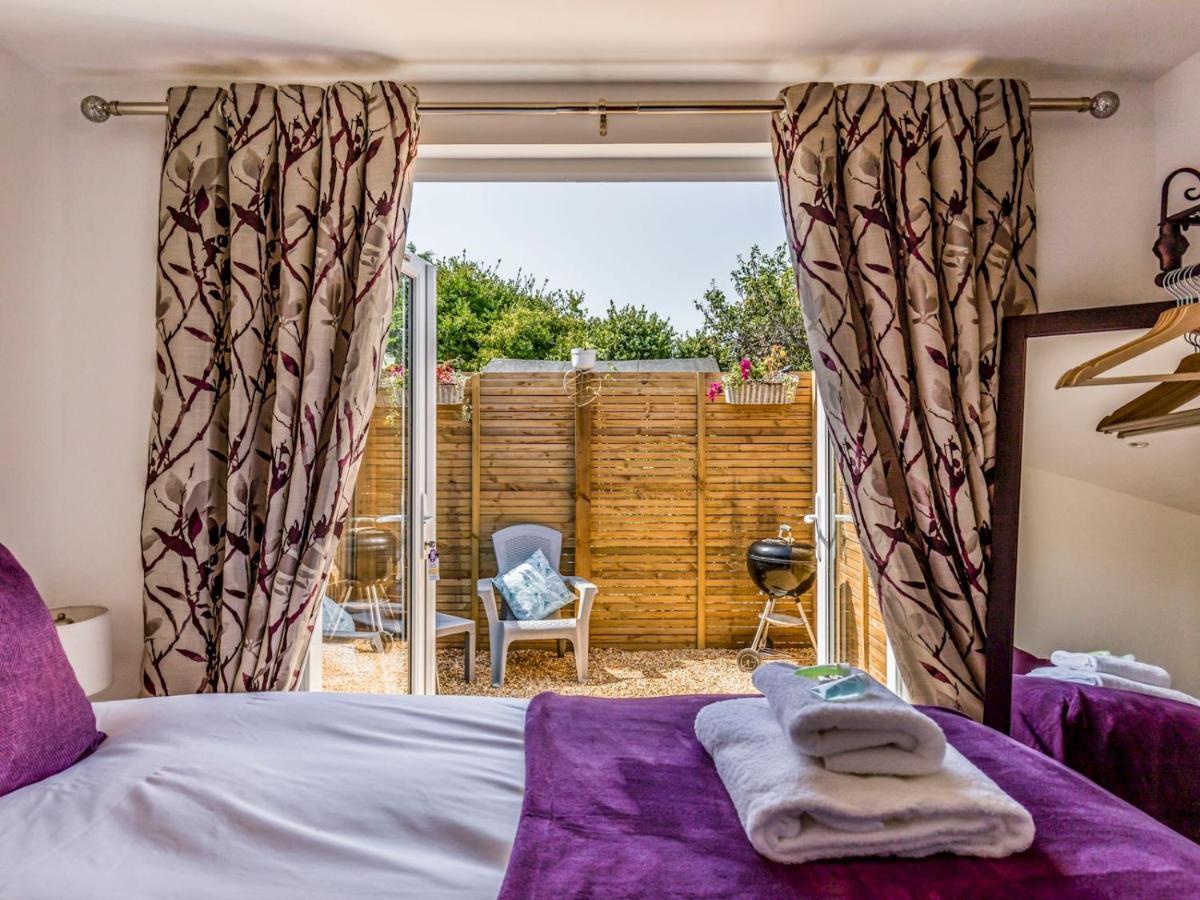 Pass The Keys Charming Chalet A Stones Throw From The Beach Chichester Exteriör bild