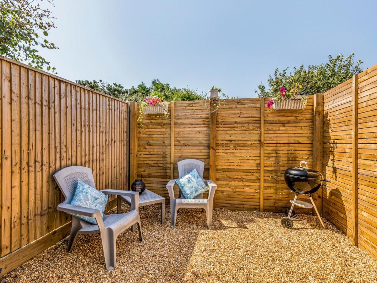 Pass The Keys Charming Chalet A Stones Throw From The Beach Chichester Exteriör bild