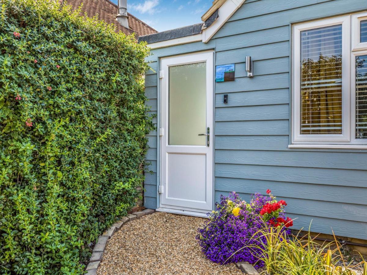 Pass The Keys Charming Chalet A Stones Throw From The Beach Chichester Exteriör bild