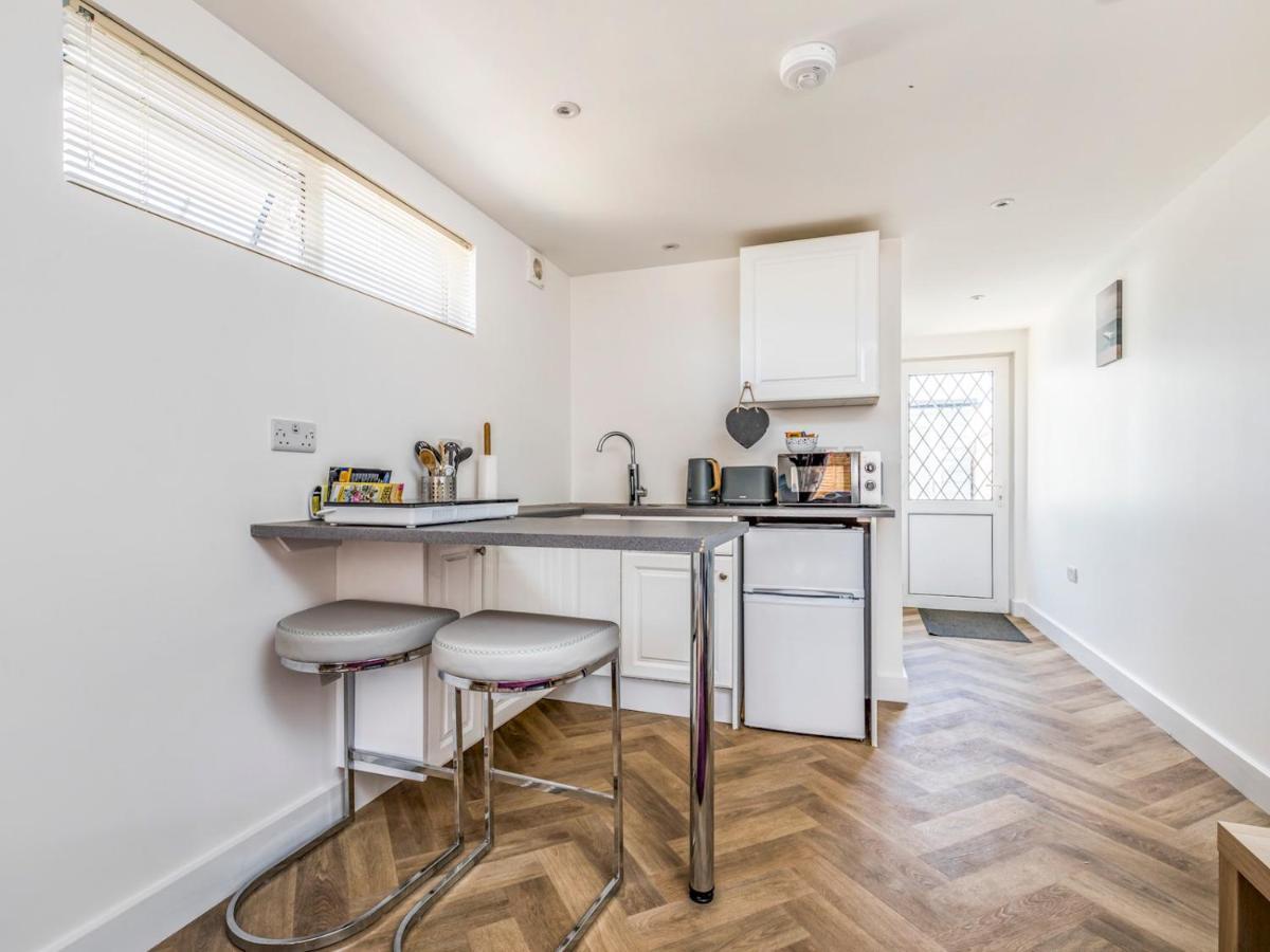 Pass The Keys Charming Chalet A Stones Throw From The Beach Chichester Exteriör bild
