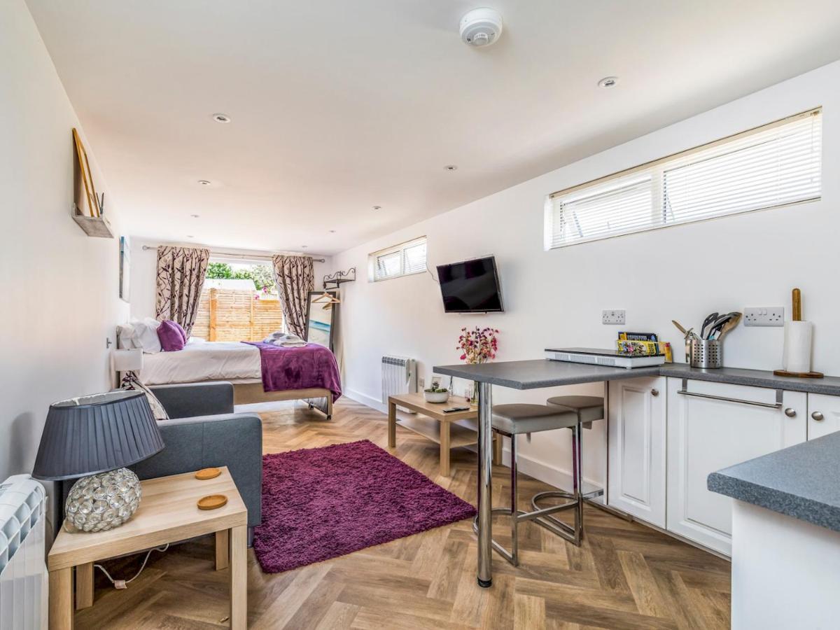 Pass The Keys Charming Chalet A Stones Throw From The Beach Chichester Exteriör bild